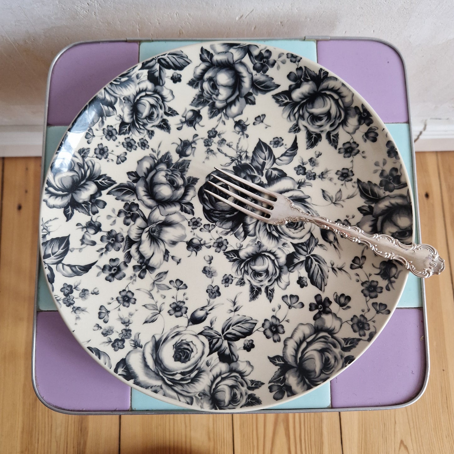 6 Plates with floral design