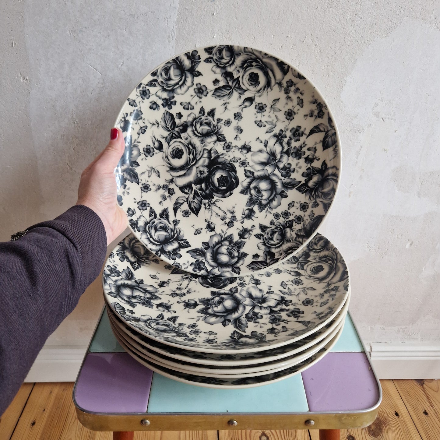 6 Plates with floral design