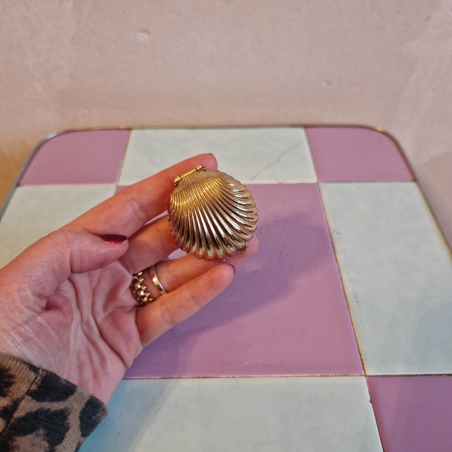 Jewelry box golden clam