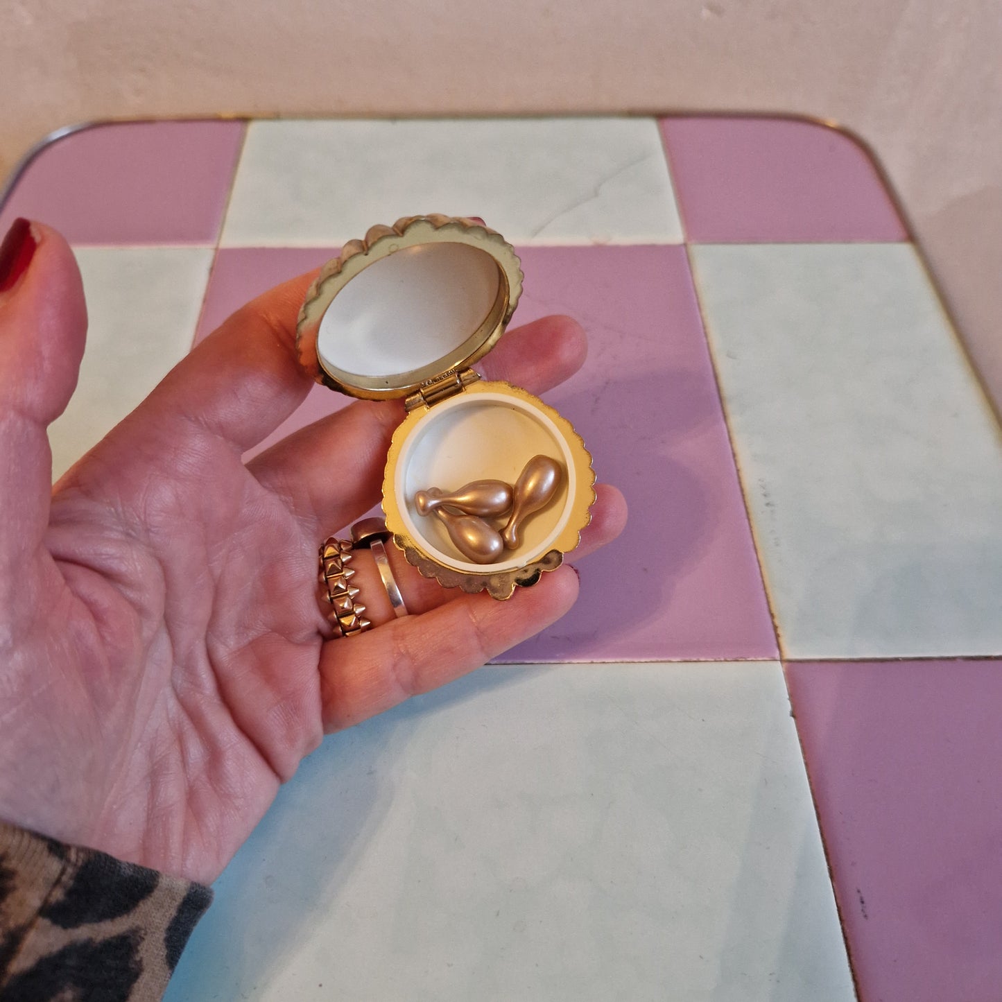 Jewelry box golden clam